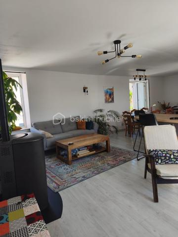 Laissez-vous séduire par cette agréable maison de bourg alliant le charme de la pierre et le confort moderne. Avec sa couverture en ardoises et ses rénovations, elle est prête à accueillir ses nouveaux propriétaires.

Dès l'entrée, vous découvrirez un hall accueillant avec placard. La pièce de vie, particulièrement lumineuse grâce à sa belle exposition, offre un espace chaleureux avec son poêle à granulés et sa cuisine ouverte, entièrement équipée et aménagée. Un WC complète ce niveau.
L'espace nuit se compose de deux chambres confortables ainsi que d'une salle d'eau.
Côté pratique, la maison dispose d'un garage avec porte motorisée, d'une buanderie et d'un bureau.
À l'extérieur, profitez d'un terrain sans aucun vis-à-vis, avec une agréable terrasse propice aux repas en famille et aux moments de détente.

Une maison chaleureuse et fonctionnelle où il ne vous reste plus qu'à poser vos valises. Une visite s'impose !