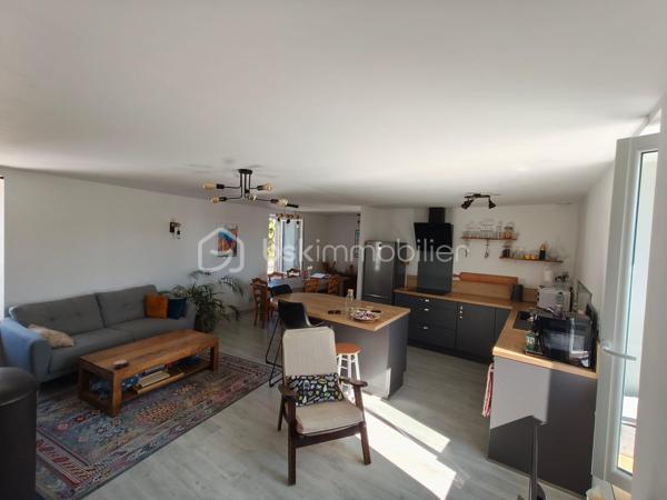 Laissez-vous séduire par cette agréable maison de bourg alliant le charme de la pierre et le confort moderne. Avec sa couverture en ardoises et ses rénovations, elle est prête à accueillir ses nouveaux propriétaires.

Dès l'entrée, vous découvrirez un hall accueillant avec placard. La pièce de vie, particulièrement lumineuse grâce à sa belle exposition, offre un espace chaleureux avec son poêle à granulés et sa cuisine ouverte, entièrement équipée et aménagée. Un WC complète ce niveau.
L'espace nuit se compose de deux chambres confortables ainsi que d'une salle d'eau.
Côté pratique, la maison dispose d'un garage avec porte motorisée, d'une buanderie et d'un bureau.
À l'extérieur, profitez d'un terrain sans aucun vis-à-vis, avec une agréable terrasse propice aux repas en famille et aux moments de détente.

Une maison chaleureuse et fonctionnelle où il ne vous reste plus qu'à poser vos valises. Une visite s'impose !