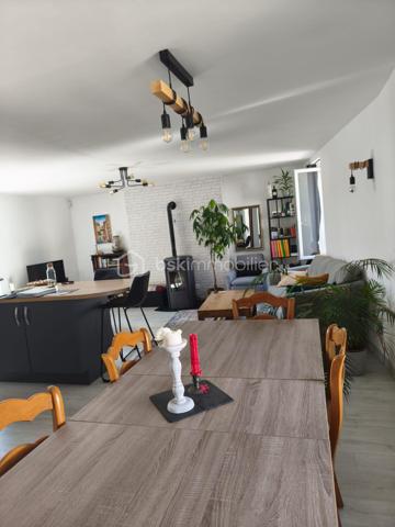 Laissez-vous séduire par cette agréable maison de bourg alliant le charme de la pierre et le confort moderne. Avec sa couverture en ardoises et ses rénovations, elle est prête à accueillir ses nouveaux propriétaires.

Dès l'entrée, vous découvrirez un hall accueillant avec placard. La pièce de vie, particulièrement lumineuse grâce à sa belle exposition, offre un espace chaleureux avec son poêle à granulés et sa cuisine ouverte, entièrement équipée et aménagée. Un WC complète ce niveau.
L'espace nuit se compose de deux chambres confortables ainsi que d'une salle d'eau.
Côté pratique, la maison dispose d'un garage avec porte motorisée, d'une buanderie et d'un bureau.
À l'extérieur, profitez d'un terrain sans aucun vis-à-vis, avec une agréable terrasse propice aux repas en famille et aux moments de détente.

Une maison chaleureuse et fonctionnelle où il ne vous reste plus qu'à poser vos valises. Une visite s'impose !