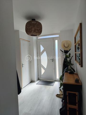 Laissez-vous séduire par cette agréable maison de bourg alliant le charme de la pierre et le confort moderne. Avec sa couverture en ardoises et ses rénovations, elle est prête à accueillir ses nouveaux propriétaires.

Dès l'entrée, vous découvrirez un hall accueillant avec placard. La pièce de vie, particulièrement lumineuse grâce à sa belle exposition, offre un espace chaleureux avec son poêle à granulés et sa cuisine ouverte, entièrement équipée et aménagée. Un WC complète ce niveau.
L'espace nuit se compose de deux chambres confortables ainsi que d'une salle d'eau.
Côté pratique, la maison dispose d'un garage avec porte motorisée, d'une buanderie et d'un bureau.
À l'extérieur, profitez d'un terrain sans aucun vis-à-vis, avec une agréable terrasse propice aux repas en famille et aux moments de détente.

Une maison chaleureuse et fonctionnelle où il ne vous reste plus qu'à poser vos valises. Une visite s'impose !