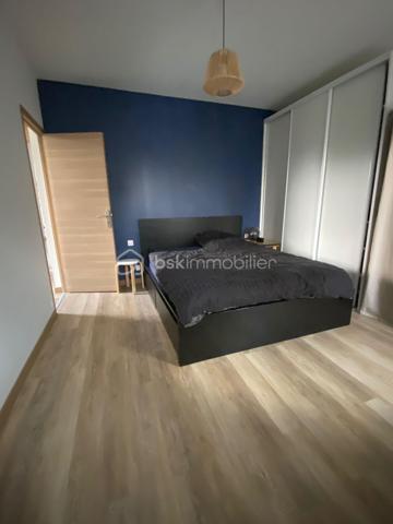 Laissez-vous séduire par cette agréable maison de bourg alliant le charme de la pierre et le confort moderne. Avec sa couverture en ardoises et ses rénovations, elle est prête à accueillir ses nouveaux propriétaires.

Dès l'entrée, vous découvrirez un hall accueillant avec placard. La pièce de vie, particulièrement lumineuse grâce à sa belle exposition, offre un espace chaleureux avec son poêle à granulés et sa cuisine ouverte, entièrement équipée et aménagée. Un WC complète ce niveau.
L'espace nuit se compose de deux chambres confortables ainsi que d'une salle d'eau.
Côté pratique, la maison dispose d'un garage avec porte motorisée, d'une buanderie et d'un bureau.
À l'extérieur, profitez d'un terrain sans aucun vis-à-vis, avec une agréable terrasse propice aux repas en famille et aux moments de détente.

Une maison chaleureuse et fonctionnelle où il ne vous reste plus qu'à poser vos valises. Une visite s'impose !
