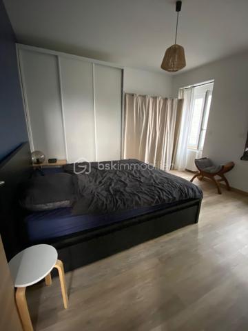 Laissez-vous séduire par cette agréable maison de bourg alliant le charme de la pierre et le confort moderne. Avec sa couverture en ardoises et ses rénovations, elle est prête à accueillir ses nouveaux propriétaires.

Dès l'entrée, vous découvrirez un hall accueillant avec placard. La pièce de vie, particulièrement lumineuse grâce à sa belle exposition, offre un espace chaleureux avec son poêle à granulés et sa cuisine ouverte, entièrement équipée et aménagée. Un WC complète ce niveau.
L'espace nuit se compose de deux chambres confortables ainsi que d'une salle d'eau.
Côté pratique, la maison dispose d'un garage avec porte motorisée, d'une buanderie et d'un bureau.
À l'extérieur, profitez d'un terrain sans aucun vis-à-vis, avec une agréable terrasse propice aux repas en famille et aux moments de détente.

Une maison chaleureuse et fonctionnelle où il ne vous reste plus qu'à poser vos valises. Une visite s'impose !