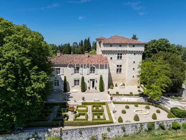 Château historique entièrement restauré – XIIIe/XIVe et  XVIIe siècle.
