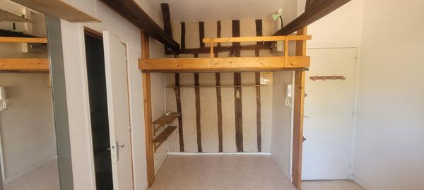 Charmant studio à vendre au dernier étage en plein coeur de Poitiers !