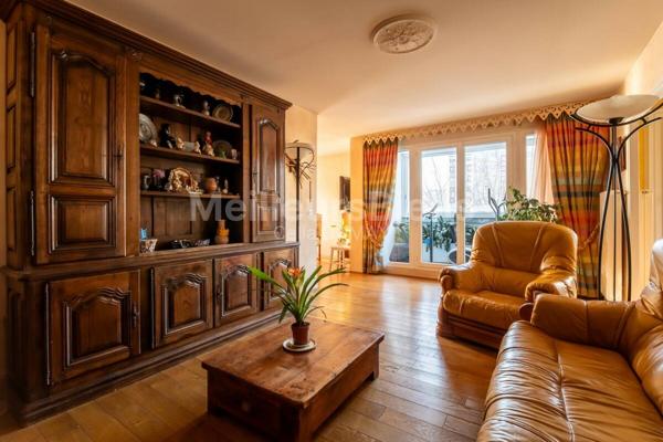 Appartement 4 pièces avec loggia, cave et parking sécurisé