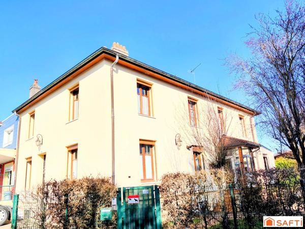 Spécial investisseur : vaste ensemble immobilier mixte incluant un local commercial et 4 appartements loués