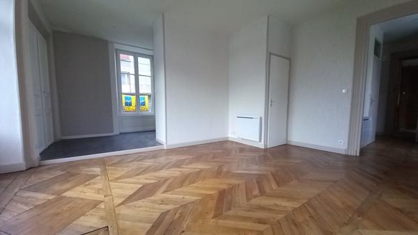 Location appartement Saint-Flour - 2 pièce(s) - 48 m² - 460 € par mois