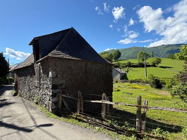 Maison avec dépendance attenante a rénover entiérement 09800 Villeneuve Villeneuve
