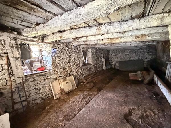 Maison avec dépendance attenante a rénover entiérement 09800 Villeneuve Villeneuve