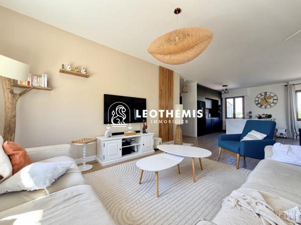 MAISON CONTEMPORAINE RÉNOVÉE AVEC PISCINE