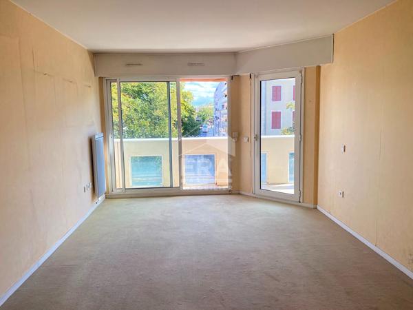 PAU - Hyper centre ville : Résidence senior Les Hespérides : Appartement T2 avec parking