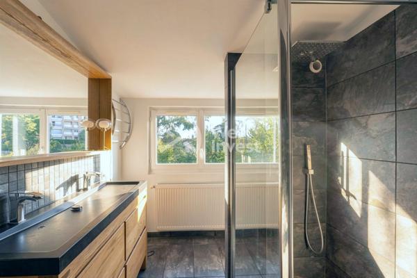 MEYZIEU - Maison familiale de 150 m² avec piscine, garage de 45 m² et climatisation.