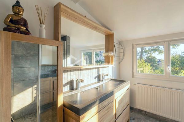 MEYZIEU - Maison familiale de 150 m² avec piscine, garage de 45 m² et climatisation.