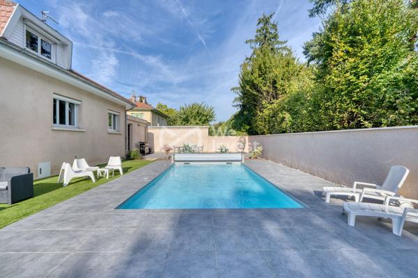 MEYZIEU - Maison familiale de 150 m² avec piscine, garage de 45 m² et climatisation.