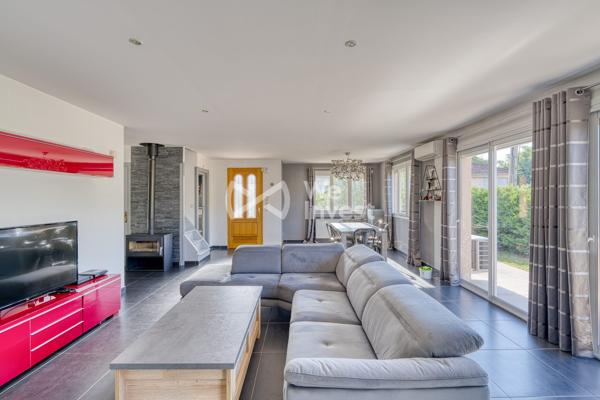 MEYZIEU - Maison familiale de 150 m² avec piscine, garage de 45 m² et climatisation.