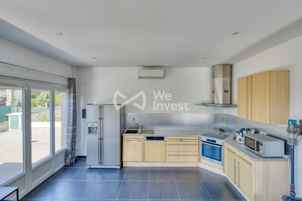 MEYZIEU - Maison familiale de 150 m² avec piscine, garage de 45 m² et climatisation.