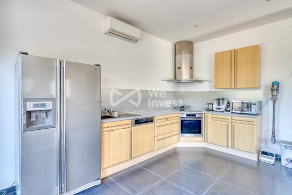 MEYZIEU - Maison familiale de 150 m² avec piscine, garage de 45 m² et climatisation.
