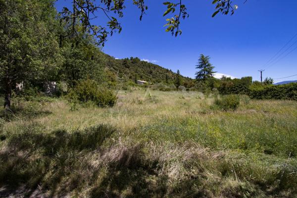 ALLEMAGNE EN PROVENCE - TERRAIN CONSTRUCTIBLE - 925M² - PISCINABLE - EXPOSÉ SUD EST - NON VIABILISÉ - 70 000 €