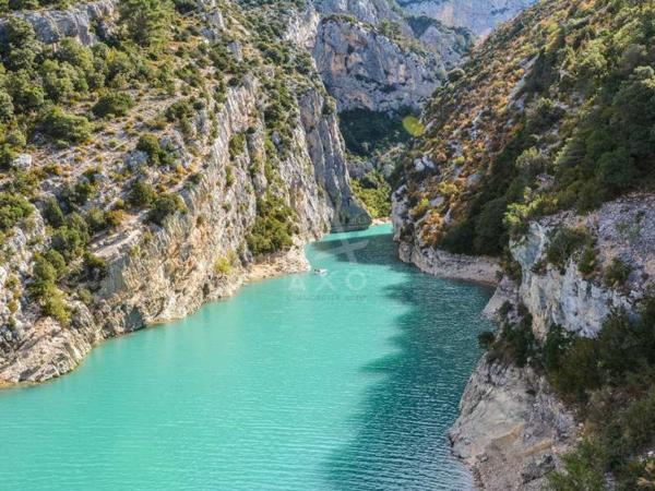 ALLEMAGNE EN PROVENCE - TERRAIN CONSTRUCTIBLE - 925M² - PISCINABLE - EXPOSÉ SUD EST - NON VIABILISÉ - 70 000 €