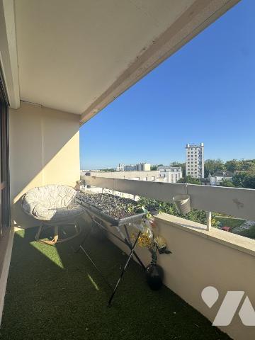 En exclusivité à Tinqueux, découvrez cet appartement de type 5 situé dans une résidence avec as...