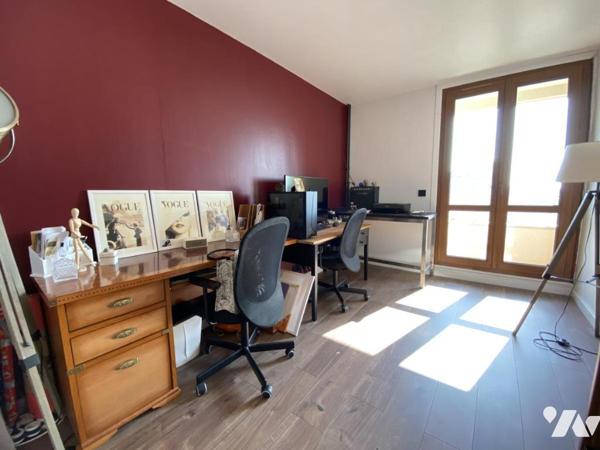 En exclusivité à Tinqueux, découvrez cet appartement de type 5 situé dans une résidence avec as...