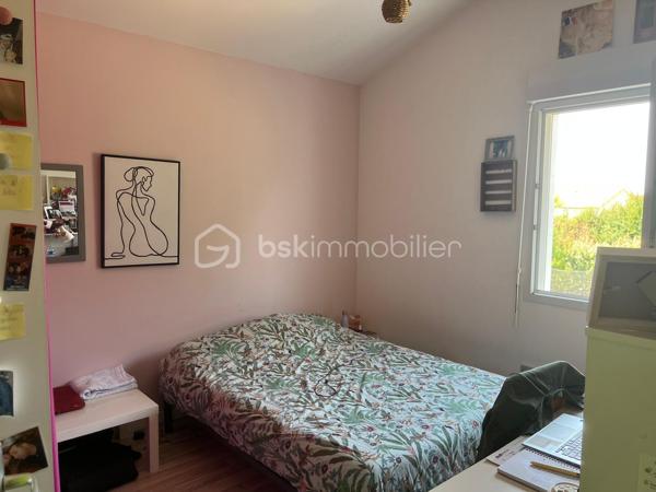 Chaleureuse et spacieuse, parfaitement entretenue et idéalement située sur Beaupreau même !!

Cette belle maison de 155 m² habitables saura vous séduire par ses volumes, sa fonctionnalité et son excellent état général.
Dès le hall d'entrée, vous découvrirez un intérieur soigné et lumineux grâce à son exposition Sud-Ouest, offrant une agréable luminosité.
Le rdc dispose d’un espace convivial, muni d’une salle à manger avec poêle pellets, ainsi que d’une cuisine équipée, permettant de profiter de véritables 
espaces de vie confortables. Un bureau et une chambre avec salle d'eau complète ce niveau.
A l'étage, vous bénéficierez de 4 autres chambres et d'une salle de bain, idéales pour accueillir de la famille ou recevoir vos proches.
Côté jardin, vous profiterez d’un espace simple et facile à entretenir, agrémenté d’une terrasse bois pour profiter des beaux jours en toute tranquillité.
Un grand garage de 65 m² avec un grenier mansardé en complément, apportent de belles possibilités de rangements à ce bien.
Située à proximité immédiate des commerces, écoles et commodités, parc de Beaupreau, cette maison offre un cadre de vie pratique et agréable au quotidien.

Economique !!!!
Maison en autonomie énergétique quasi totale avec sa production solaire électrique de plus de 2000 euros annuels...🔌♻🌳
Son alimentation des sanitaires via récupération eau de pluie... 💧🚽
Sa VMC dbl flux qui renouvelle l'air de votre maison tout en récupérant la chaleur de l'air vicié sortant pour préchauffer l'air neuf entrant.. 
Un poele à pellets qui chauffe l'ensemble du logement...
Bilan : Économies très importantes en eau, énergie, chauffage, et confort thermique.. 

✅ Entretien impeccable
✅ 5 chambres, ensemble salle à manger/cuisine spacieux
✅ Poêle pellets /VMC double flux/panneaux photovoltaïques/fibre/cuve récupération eau pluie enterrée 
✅ Terrasse/Jardin aménagé et cabanon
✅ Garage 2 voitures, grenier
✅ Proche commerces et commodités
✅ Quartier calme

Une maison lumineuse, fonctionnelle, économique et accueillante, à découvrir sans hésiter !