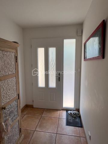 Chaleureuse et spacieuse, parfaitement entretenue et idéalement située sur Beaupreau même !!

Cette belle maison de 155 m² habitables saura vous séduire par ses volumes, sa fonctionnalité et son excellent état général.
Dès le hall d'entrée, vous découvrirez un intérieur soigné et lumineux grâce à son exposition Sud-Ouest, offrant une agréable luminosité.
Le rdc dispose d’un espace convivial, muni d’une salle à manger avec poêle pellets, ainsi que d’une cuisine équipée, permettant de profiter de véritables 
espaces de vie confortables. Un bureau et une chambre avec salle d'eau complète ce niveau.
A l'étage, vous bénéficierez de 4 autres chambres et d'une salle de bain, idéales pour accueillir de la famille ou recevoir vos proches.
Côté jardin, vous profiterez d’un espace simple et facile à entretenir, agrémenté d’une terrasse bois pour profiter des beaux jours en toute tranquillité.
Un grand garage de 65 m² avec un grenier mansardé en complément, apportent de belles possibilités de rangements à ce bien.
Située à proximité immédiate des commerces, écoles et commodités, parc de Beaupreau, cette maison offre un cadre de vie pratique et agréable au quotidien.

Economique !!!!
Maison en autonomie énergétique quasi totale avec sa production solaire électrique de plus de 2000 euros annuels...🔌♻🌳
Son alimentation des sanitaires via récupération eau de pluie... 💧🚽
Sa VMC dbl flux qui renouvelle l'air de votre maison tout en récupérant la chaleur de l'air vicié sortant pour préchauffer l'air neuf entrant.. 
Un poele à pellets qui chauffe l'ensemble du logement...
Bilan : Économies très importantes en eau, énergie, chauffage, et confort thermique.. 

✅ Entretien impeccable
✅ 5 chambres, ensemble salle à manger/cuisine spacieux
✅ Poêle pellets /VMC double flux/panneaux photovoltaïques/fibre/cuve récupération eau pluie enterrée 
✅ Terrasse/Jardin aménagé et cabanon
✅ Garage 2 voitures, grenier
✅ Proche commerces et commodités
✅ Quartier calme

Une maison lumineuse, fonctionnelle, économique et accueillante, à découvrir sans hésiter !