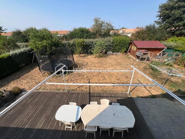 Chaleureuse et spacieuse, parfaitement entretenue et idéalement située sur Beaupreau même !!

Cette belle maison de 155 m² habitables saura vous séduire par ses volumes, sa fonctionnalité et son excellent état général.
Dès le hall d'entrée, vous découvrirez un intérieur soigné et lumineux grâce à son exposition Sud-Ouest, offrant une agréable luminosité.
Le rdc dispose d’un espace convivial, muni d’une salle à manger avec poêle pellets, ainsi que d’une cuisine équipée, permettant de profiter de véritables 
espaces de vie confortables. Un bureau et une chambre avec salle d'eau complète ce niveau.
A l'étage, vous bénéficierez de 4 autres chambres et d'une salle de bain, idéales pour accueillir de la famille ou recevoir vos proches.
Côté jardin, vous profiterez d’un espace simple et facile à entretenir, agrémenté d’une terrasse bois pour profiter des beaux jours en toute tranquillité.
Un grand garage de 65 m² avec un grenier mansardé en complément, apportent de belles possibilités de rangements à ce bien.
Située à proximité immédiate des commerces, écoles et commodités, parc de Beaupreau, cette maison offre un cadre de vie pratique et agréable au quotidien.

Economique !!!!
Maison en autonomie énergétique quasi totale avec sa production solaire électrique de plus de 2000 euros annuels...🔌♻🌳
Son alimentation des sanitaires via récupération eau de pluie... 💧🚽
Sa VMC dbl flux qui renouvelle l'air de votre maison tout en récupérant la chaleur de l'air vicié sortant pour préchauffer l'air neuf entrant.. 
Un poele à pellets qui chauffe l'ensemble du logement...
Bilan : Économies très importantes en eau, énergie, chauffage, et confort thermique.. 

✅ Entretien impeccable
✅ 5 chambres, ensemble salle à manger/cuisine spacieux
✅ Poêle pellets /VMC double flux/panneaux photovoltaïques/fibre/cuve récupération eau pluie enterrée 
✅ Terrasse/Jardin aménagé et cabanon
✅ Garage 2 voitures, grenier
✅ Proche commerces et commodités
✅ Quartier calme

Une maison lumineuse, fonctionnelle, économique et accueillante, à découvrir sans hésiter !