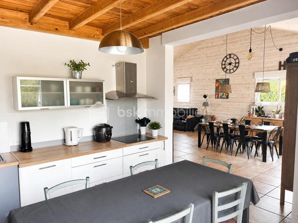Chaleureuse et spacieuse, parfaitement entretenue et idéalement située sur Beaupreau même !!

Cette belle maison de 155 m² habitables saura vous séduire par ses volumes, sa fonctionnalité et son excellent état général.
Dès le hall d'entrée, vous découvrirez un intérieur soigné et lumineux grâce à son exposition Sud-Ouest, offrant une agréable luminosité.
Le rdc dispose d’un espace convivial, muni d’une salle à manger avec poêle pellets, ainsi que d’une cuisine équipée, permettant de profiter de véritables 
espaces de vie confortables. Un bureau et une chambre avec salle d'eau complète ce niveau.
A l'étage, vous bénéficierez de 4 autres chambres et d'une salle de bain, idéales pour accueillir de la famille ou recevoir vos proches.
Côté jardin, vous profiterez d’un espace simple et facile à entretenir, agrémenté d’une terrasse bois pour profiter des beaux jours en toute tranquillité.
Un grand garage de 65 m² avec un grenier mansardé en complément, apportent de belles possibilités de rangements à ce bien.

Située à proximité immédiate des commerces, écoles et commodités, parc de Beaupreau, cette maison offre un cadre de vie pratique et agréable au quotidien.

✅ Entretien impeccable
✅ 5 chambres, ensemble salle à manger/cuisine spacieux
✅ Poêle pellets /VMC double flux/panneaux photovoltaïques/fibre/cuve récupération eau pluie enterrée 
✅ Terrasse/Jardin aménagé et cabanon
✅ Garage 2 voitures, grenier
✅ Proche commerces et commodités
✅ Quartier calme

Une maison lumineuse, fonctionnelle et accueillante, à découvrir sans hésiter !