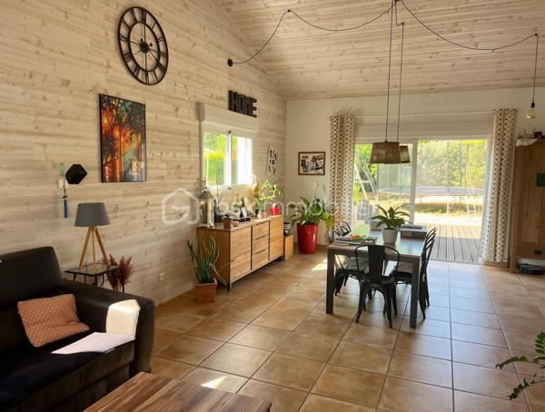 Chaleureuse et spacieuse, parfaitement entretenue et idéalement située sur Beaupreau même !!

Cette belle maison de 155 m² habitables saura vous séduire par ses volumes, sa fonctionnalité et son excellent état général.
Dès le hall d'entrée, vous découvrirez un intérieur soigné et lumineux grâce à son exposition Sud-Ouest, offrant une agréable luminosité.
Le rdc dispose d’un espace convivial, muni d’une salle à manger avec poêle pellets, ainsi que d’une cuisine équipée, permettant de profiter de véritables 
espaces de vie confortables. Un bureau et une chambre avec salle d'eau complète ce niveau.
A l'étage, vous bénéficierez de 4 autres chambres et d'une salle de bain, idéales pour accueillir de la famille ou recevoir vos proches.
Côté jardin, vous profiterez d’un espace simple et facile à entretenir, agrémenté d’une terrasse bois pour profiter des beaux jours en toute tranquillité.
Un grand garage de 65 m² avec un grenier mansardé en complément, apportent de belles possibilités de rangements à ce bien.

Située à proximité immédiate des commerces, écoles et commodités, parc de Beaupreau, cette maison offre un cadre de vie pratique et agréable au quotidien.

✅ Entretien impeccable
✅ 5 chambres, ensemble salle à manger/cuisine spacieux
✅ Poêle pellets /VMC double flux/panneaux photovoltaïques/fibre/cuve récupération eau pluie enterrée 
✅ Terrasse/Jardin aménagé et cabanon
✅ Garage 2 voitures, grenier
✅ Proche commerces et commodités
✅ Quartier calme

Une maison lumineuse, fonctionnelle et accueillante, à découvrir sans hésiter !