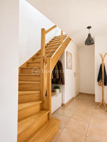 Chaleureuse et spacieuse, parfaitement entretenue et idéalement située sur Beaupreau même !!

Cette belle maison de 155 m² habitables saura vous séduire par ses volumes, sa fonctionnalité et son excellent état général.
Dès le hall d'entrée, vous découvrirez un intérieur soigné et lumineux grâce à son exposition Sud-Ouest, offrant une agréable luminosité.
Le rdc dispose d’un espace convivial, muni d’une salle à manger avec poêle pellets, ainsi que d’une cuisine équipée, permettant de profiter de véritables 
espaces de vie confortables. Un bureau et une chambre avec salle d'eau complète ce niveau.
A l'étage, vous bénéficierez de 4 autres chambres et d'une salle de bain, idéales pour accueillir de la famille ou recevoir vos proches.
Côté jardin, vous profiterez d’un espace simple et facile à entretenir, agrémenté d’une terrasse bois pour profiter des beaux jours en toute tranquillité.
Un grand garage de 65 m² avec un grenier mansardé en complément, apportent de belles possibilités de rangements à ce bien.

Située à proximité immédiate des commerces, écoles et commodités, parc de Beaupreau, cette maison offre un cadre de vie pratique et agréable au quotidien.

✅ Entretien impeccable
✅ 5 chambres, ensemble salle à manger/cuisine spacieux
✅ Poêle pellets /VMC double flux/panneaux photovoltaïques/fibre/cuve récupération eau pluie enterrée 
✅ Terrasse/Jardin aménagé et cabanon
✅ Garage 2 voitures, grenier
✅ Proche commerces et commodités
✅ Quartier calme

Une maison lumineuse, fonctionnelle et accueillante, à découvrir sans hésiter !