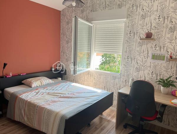Chaleureuse et spacieuse, parfaitement entretenue et idéalement située sur Beaupreau même !!

Cette belle maison de 155 m² habitables saura vous séduire par ses volumes, sa fonctionnalité et son excellent état général.
Dès le hall d'entrée, vous découvrirez un intérieur soigné et lumineux grâce à son exposition Sud-Ouest, offrant une agréable luminosité.
Le rdc dispose d’un espace convivial, muni d’une salle à manger avec poêle pellets, ainsi que d’une cuisine équipée, permettant de profiter de véritables 
espaces de vie confortables. Un bureau et une chambre avec salle d'eau complète ce niveau.
A l'étage, vous bénéficierez de 4 autres chambres et d'une salle de bain, idéales pour accueillir de la famille ou recevoir vos proches.
Côté jardin, vous profiterez d’un espace simple et facile à entretenir, agrémenté d’une terrasse bois pour profiter des beaux jours en toute tranquillité.
Un grand garage de 65 m² avec un grenier mansardé en complément, apportent de belles possibilités de rangements à ce bien.

Située à proximité immédiate des commerces, écoles et commodités, parc de Beaupreau, cette maison offre un cadre de vie pratique et agréable au quotidien.

✅ Entretien impeccable
✅ 5 chambres, ensemble salle à manger/cuisine spacieux
✅ Poêle pellets /VMC double flux/panneaux photovoltaïques/fibre/cuve récupération eau pluie enterrée 
✅ Terrasse/Jardin aménagé et cabanon
✅ Garage 2 voitures, grenier
✅ Proche commerces et commodités
✅ Quartier calme

Une maison lumineuse, fonctionnelle et accueillante, à découvrir sans hésiter !