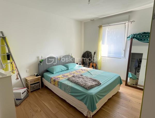 Chaleureuse et spacieuse, parfaitement entretenue et idéalement située sur Beaupreau même !!

Cette belle maison de 155 m² habitables saura vous séduire par ses volumes, sa fonctionnalité et son excellent état général.
Dès le hall d'entrée, vous découvrirez un intérieur soigné et lumineux grâce à son exposition Sud-Ouest, offrant une agréable luminosité.
Le rdc dispose d’un espace convivial, muni d’une salle à manger avec poêle pellets, ainsi que d’une cuisine équipée, permettant de profiter de véritables 
espaces de vie confortables. Un bureau et une chambre avec salle d'eau complète ce niveau.
A l'étage, vous bénéficierez de 4 autres chambres et d'une salle de bain, idéales pour accueillir de la famille ou recevoir vos proches.
Côté jardin, vous profiterez d’un espace simple et facile à entretenir, agrémenté d’une terrasse bois pour profiter des beaux jours en toute tranquillité.
Un grand garage de 65 m² avec un grenier mansardé en complément, apportent de belles possibilités de rangements à ce bien.

Située à proximité immédiate des commerces, écoles et commodités, parc de Beaupreau, cette maison offre un cadre de vie pratique et agréable au quotidien.

✅ Entretien impeccable
✅ 5 chambres, ensemble salle à manger/cuisine spacieux
✅ Poêle pellets /VMC double flux/panneaux photovoltaïques/fibre/cuve récupération eau pluie enterrée 
✅ Terrasse/Jardin aménagé et cabanon
✅ Garage 2 voitures, grenier
✅ Proche commerces et commodités
✅ Quartier calme

Une maison lumineuse, fonctionnelle et accueillante, à découvrir sans hésiter !