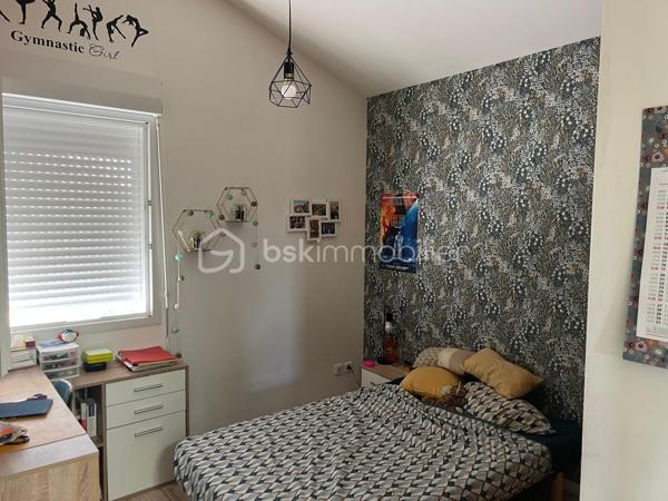 Chaleureuse et spacieuse, parfaitement entretenue et idéalement située sur Beaupreau même !!

Cette belle maison de 155 m² habitables saura vous séduire par ses volumes, sa fonctionnalité et son excellent état général.
Dès le hall d'entrée, vous découvrirez un intérieur soigné et lumineux grâce à son exposition Sud-Ouest, offrant une agréable luminosité.
Le rdc dispose d’un espace convivial, muni d’une salle à manger avec poêle pellets, ainsi que d’une cuisine équipée, permettant de profiter de véritables 
espaces de vie confortables. Un bureau et une chambre avec salle d'eau complète ce niveau.
A l'étage, vous bénéficierez de 4 autres chambres et d'une salle de bain, idéales pour accueillir de la famille ou recevoir vos proches.
Côté jardin, vous profiterez d’un espace simple et facile à entretenir, agrémenté d’une terrasse bois pour profiter des beaux jours en toute tranquillité.
Un grand garage de 65 m² avec un grenier mansardé en complément, apportent de belles possibilités de rangements à ce bien.
Située à proximité immédiate des commerces, écoles et commodités, parc de Beaupreau, cette maison offre un cadre de vie pratique et agréable au quotidien.

Economique !!!!
Maison en autonomie énergétique quasi totale avec sa production solaire électrique de plus de 2000 euros annuels...🔌♻🌳
Son alimentation des sanitaires via récupération eau de pluie... 💧🚽
Sa VMC dbl flux qui renouvelle l'air de votre maison tout en récupérant la chaleur de l'air vicié sortant pour préchauffer l'air neuf entrant.. 
Un poele à pellets qui chauffe l'ensemble du logement...
Bilan : Économies très importantes en eau, énergie, chauffage, et confort thermique.. 

✅ Entretien impeccable
✅ 5 chambres, ensemble salle à manger/cuisine spacieux
✅ Poêle pellets /VMC double flux/panneaux photovoltaïques/fibre/cuve récupération eau pluie enterrée 
✅ Terrasse/Jardin aménagé et cabanon
✅ Garage 2 voitures, grenier
✅ Proche commerces et commodités
✅ Quartier calme

Une maison lumineuse, fonctionnelle, économique et accueillante, à découvrir sans hésiter !