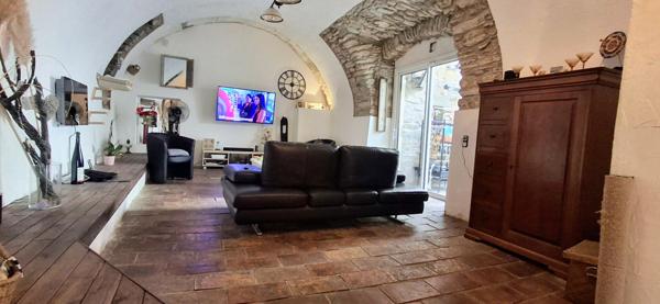 Maison de caractère avec garage, cour et terrasse FAUGERES 179 m2