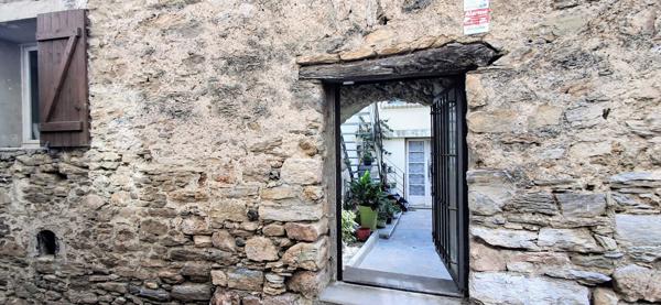 Maison de caractère avec garage, cour et terrasse FAUGERES 179 m2