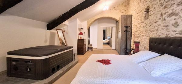 Maison de caractère avec garage, cour et terrasse FAUGERES 179 m2