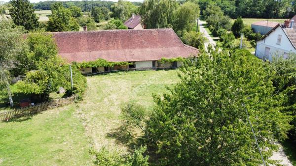 Longère bressane à rénover entre Cuiseaux et Louhans et ses 157 arcades à 10 minutes de l'autoroute A39 et à 40 minutes de l'autoroute A6