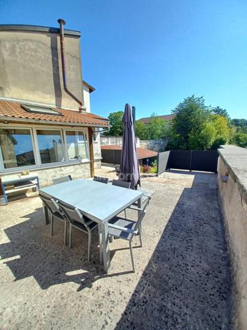 Spacieuse maison familiale à vendre, 4 chambres, grand garage et magnifique jardin