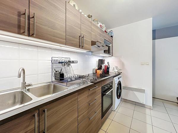 A VENDRE CASTANET TOLOSAN CENTRE-VILLE APPARTEMENT T3 LOUÉ AU PREMIER ETAGE AVEC BALCON ET PARKING