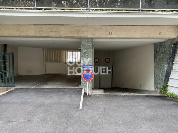Stationnement sécurisé en sous-sol : 17 rue du Coq Français.