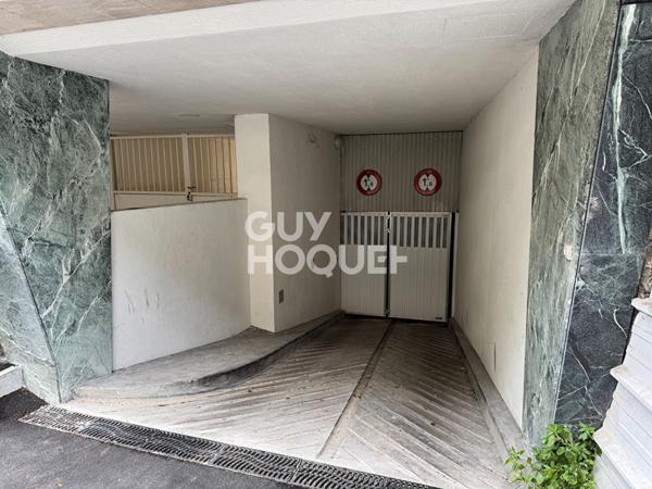 Stationnement sécurisé en sous-sol : 17 rue du Coq Français.