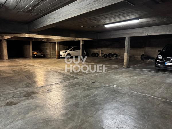 Stationnement sécurisé en sous-sol : 17 rue du Coq Français.