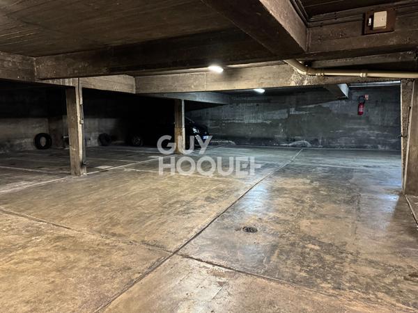 Stationnement sécurisé en sous-sol : 17 rue du Coq Français.
