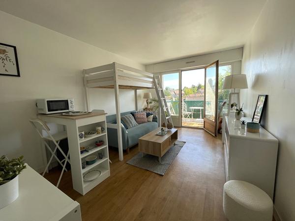 CHAVILLE - Studio meublé avec balcon au calme. Loyer 850 €/mois charges comprises **  - Référence  737-C