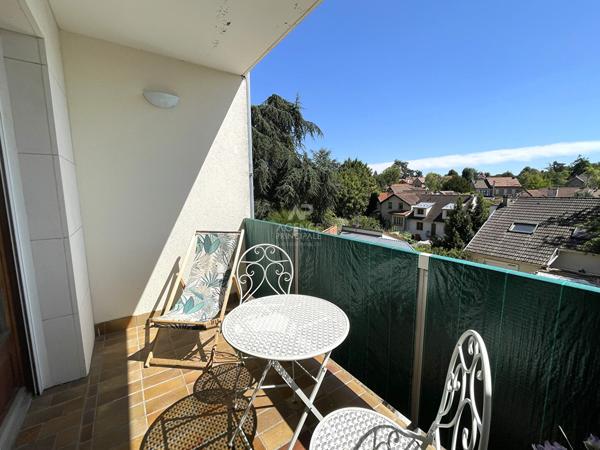 CHAVILLE - Studio meublé avec balcon au calme. Loyer 850 €/mois charges comprises **  - Référence  737-C