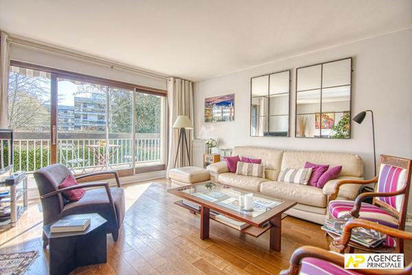 Versailles Glatigny Appartement 5 pièces 110 m² avec chambre attenante de 16m² situé au 1er étage avec ascenseur, balcon plein sud, 2 caves et une place de parking €750 000 ** - Référence 26764