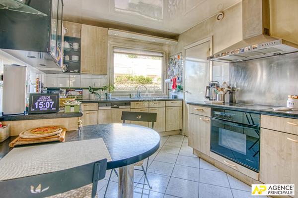 Versailles Glatigny Appartement 5 pièces 110 m² avec chambre attenante de 16m² situé au 1er étage avec ascenseur, balcon plein sud, 2 caves et une place de parking €750 000 ** - Référence 26764