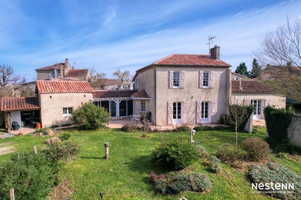 À vendre maison en pierre rénovée de 165 m² avec dépendances et parc paysagé de 4 100 m²