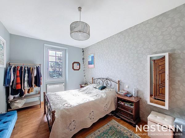 À vendre maison en pierre rénovée de 165 m² avec dépendances et parc paysagé de 4 100 m²